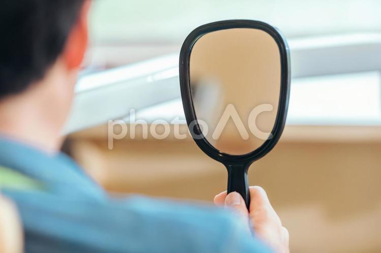 鏡を見る男性 鏡,顔,確認の写真素材
