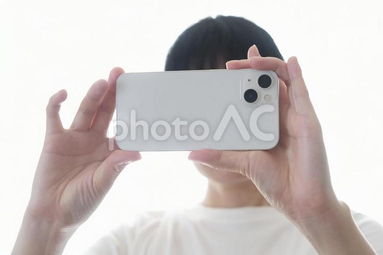 スマートフォンで撮影する女性 スマホ,撮影,携帯の写真素材