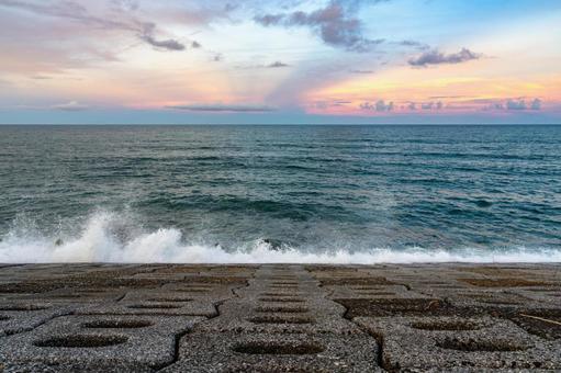 波が打ち寄せる海景 波が打ち寄せる海景 海,波,夕暮れの写真素材