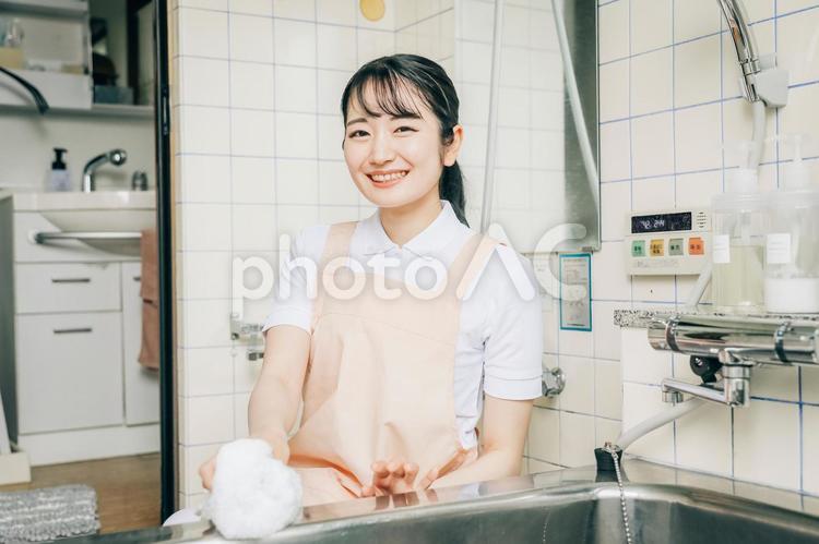 お風呂掃除をする家政婦・家事代行スタッフ（笑顔） 家事代行,浴室,家政婦の写真素材