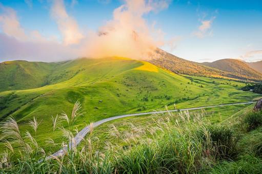 大分県　由布シルキーロードと由布岳の絶景 由布シルキーロード,由布岳,湯布院の写真素材