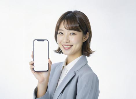 スマホを持つ笑顔の女性3 スマホを持つ笑顔の女性3の写真