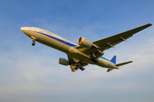 青空と着陸するANA機 飛行機,航空機,旅客機の写真素材