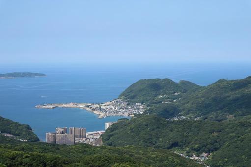 雄大な海と緑の山、港町の絶景 自然,風景,海の写真素材