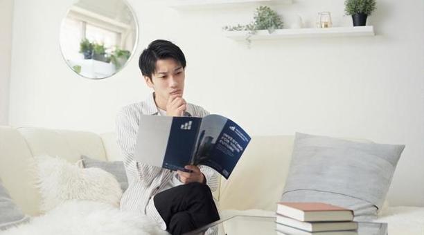 投資について考えるアジア人男性 投資について考えるアジア人男性 男性,投資,考えるの写真素材