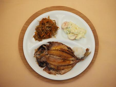 鰺の開き&きんぴら牛蒡&ポテトサラダ 鰺の開き&きんぴら牛蒡&ポテトサラダ 鰺の開き,きんぴらゴボウ,ポテトサラダの写真素材