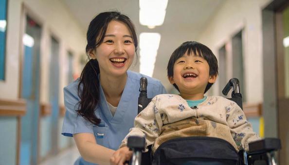 車椅子の患者と看護師 車椅子の患者と看護師の写真
