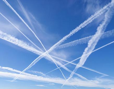 交差する飛行機雲の空 交差する飛行機雲の空の写真