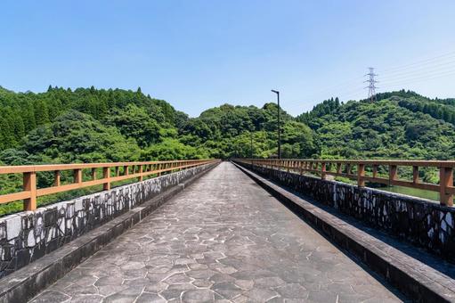 瓜田ダム堤頂からの眺め 瓜田ダム堤頂からの眺め 瓜田ダム,ダム,堤頂の写真素材