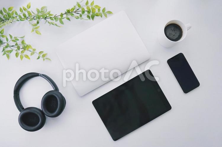 パソコン、スマホ（黒）デスクイメージ２ パソコン,スマホ,タブレットの写真素材