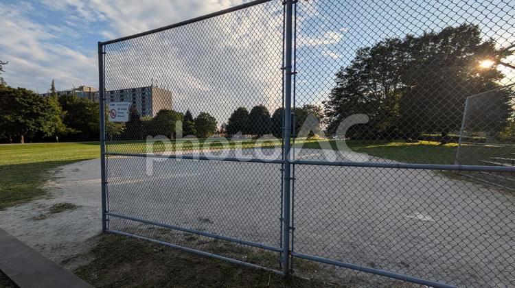 野球のバックネット越しに見える夕焼け バックネット,ネット,公園の写真素材