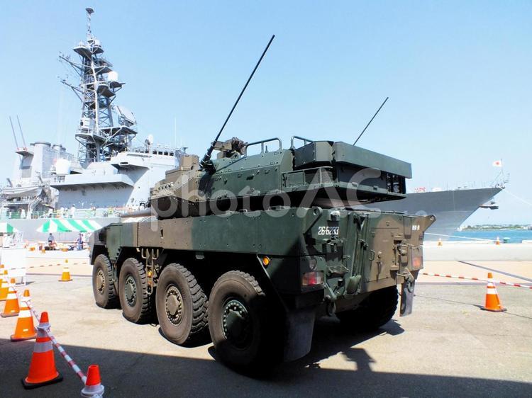 高機動車と護衛艦たかなみ 高機動車,車,タイヤの写真素材