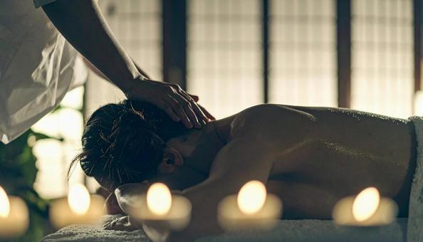エステサロンでマッサージを受ける女性 エステサロンでマッサージを受ける女性の写真