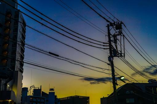 夕暮れの電線と街並み 電線,街灯,夕焼けの写真素材