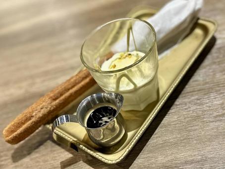 ピスタチオアフォガードwithチュロスの写真