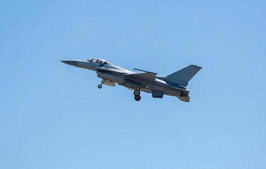 青空を飛行するF-16戦闘機 飛行機,航空機,ジェット機の写真素材