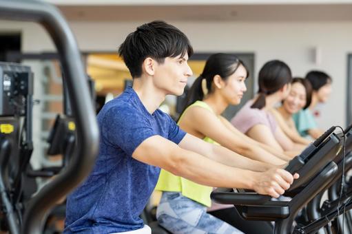 ジムでトレーニングする若い男性 ジム,男性,トレーニングの写真素材