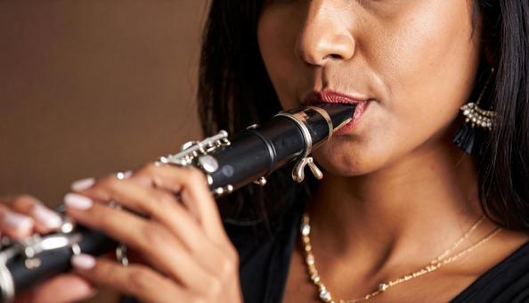 ファゴットを演奏するアジア人女性の写真