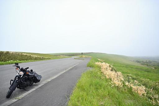 霧の宗谷丘陵の峠道とアメリカンバイク 霧の宗谷丘陵の峠道とアメリカンバイク 宗谷丘陵,北,北海道の写真素材