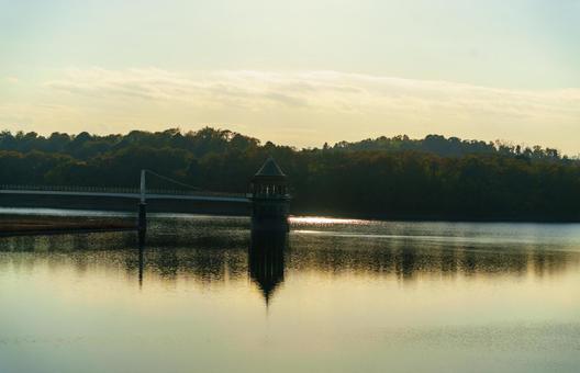 夕方の狭山湖の取水塔 狭山湖,取水塔,ダム湖の写真素材