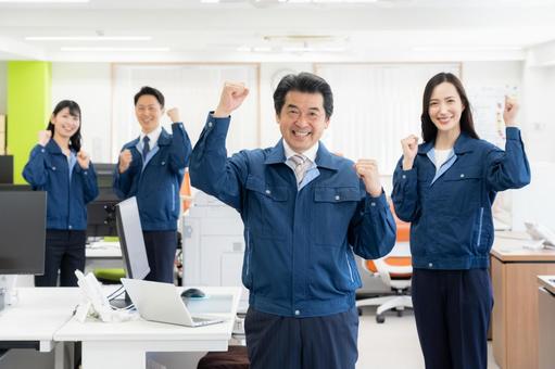 オフィスで働く作業服のエンジニア オフィスで働く作業服のエンジニア エンジニア,会議,不動産の写真素材