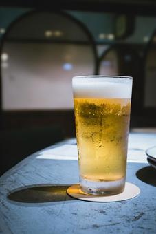 お洒落なレストランの生ビール お洒落なレストランの生ビール ビール,アルコール,ドリンクの写真素材