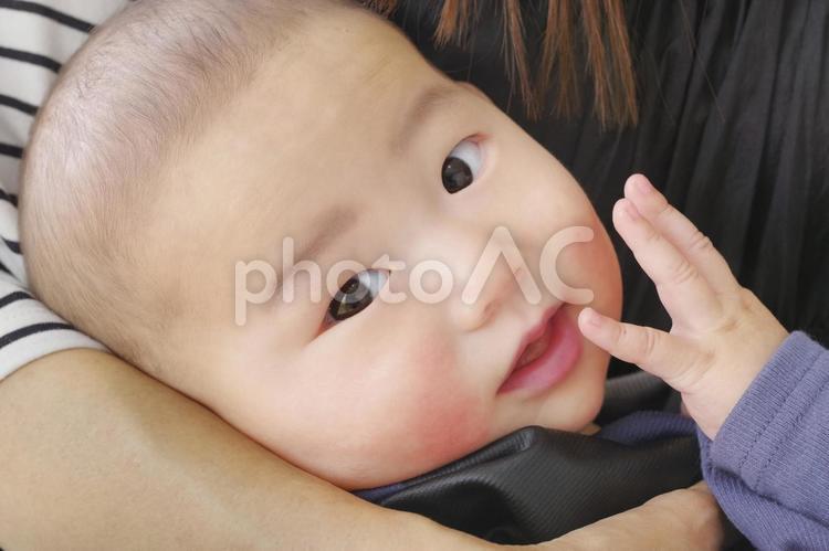 母親に抱っこされている赤ちゃん 赤ちゃん,乳児,乳幼児の写真素材