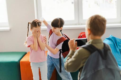 女の子をいじめて泣いている様子を撮影する男の子 男の子,女の子,子どもの写真素材