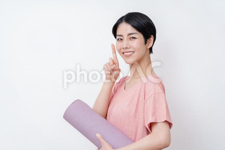 おすすめをするヨガインストラクターの女性 ヨガ,フィットネス,インストラクターの写真素材