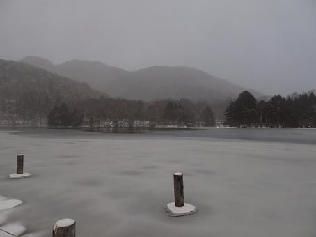凍った湖 凍った湖の写真