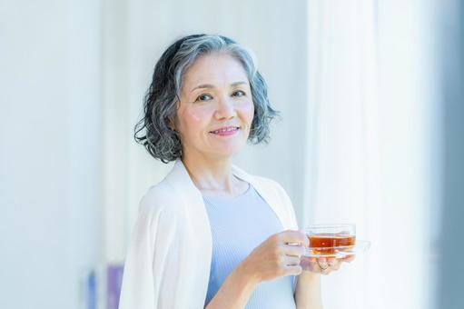 リビングでくつろぐシニア女性 笑顔,シニア,美容の写真素材