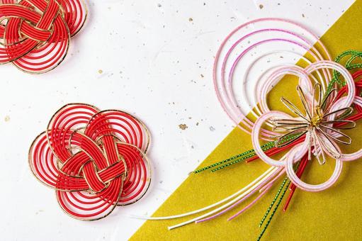 正月飾りの水引細工を並べた和風背景 水引,梅結び,飾りの写真素材