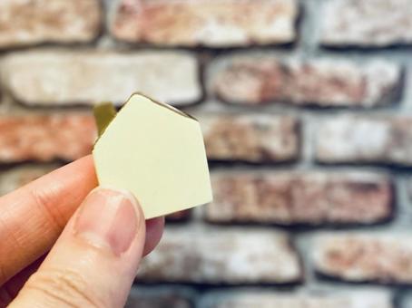 家のミニチュアを持つ手元 住宅,家,模型の写真素材