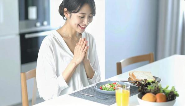 健康的で美しい女性の朝食風景 健康的で美しい女性の朝食風景の写真
