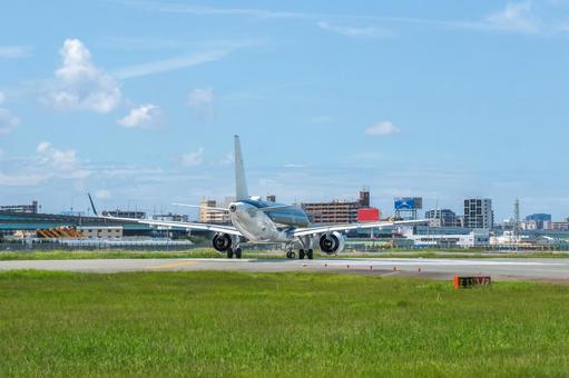 夏の昼の福岡空港 夏の昼の福岡空港 飛行機,航空機,旅客機の写真素材