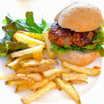 自家製ハンバーガーセット ハンバーガー,パティ,フライドポテトの写真素材