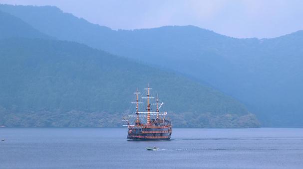 芦ノ湖を航行する遊覧船(海賊船) 芦ノ湖を航行する遊覧船(海賊船)の写真