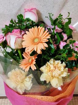 花束（中アップ） ガーベラ,ピンク,ブーケの写真素材