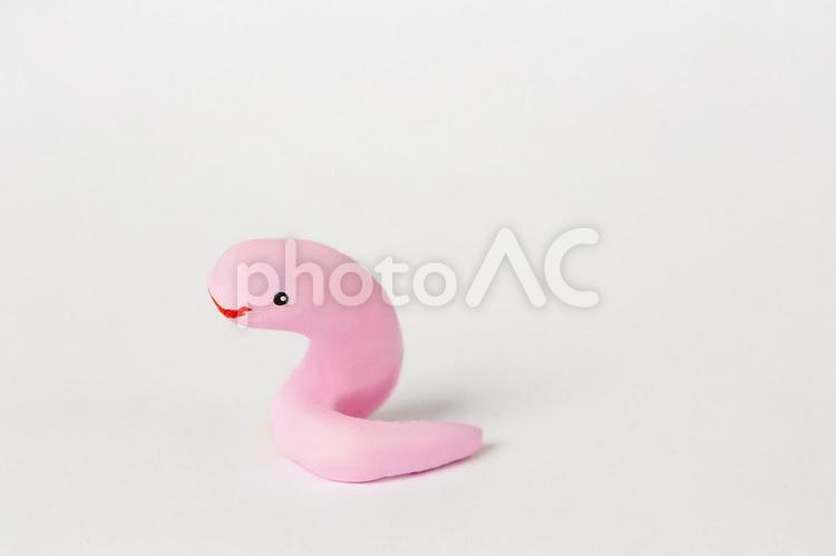 ピンクの蛇の横顔 蛇,クレイアート,動物の写真素材