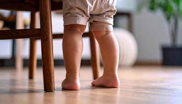 イスにつかまり立ちする男の子 イスにつかまり立ちする男の子の写真