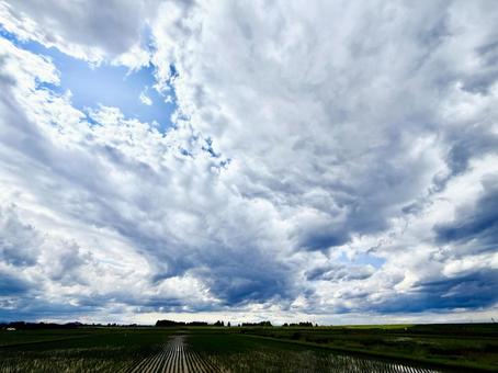 低い雲と田園風景 低い雲と田園風景の写真