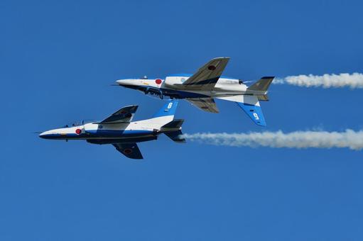 青空を背に飛ぶブルーインパルス 青空を背に飛ぶブルーインパルス ブルーインパルス,バック・トゥ・バック,カリプソの写真素材