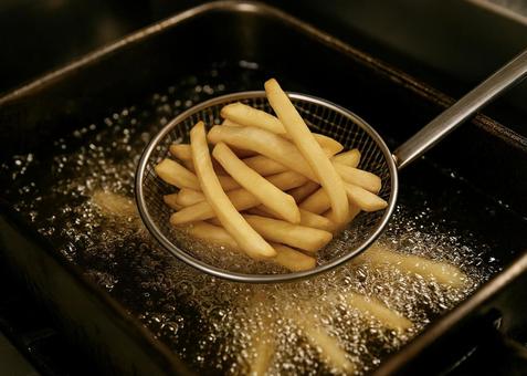 フライドポテトを揚げる調理中の様子 フライドポテトを揚げる調理中の様子の写真