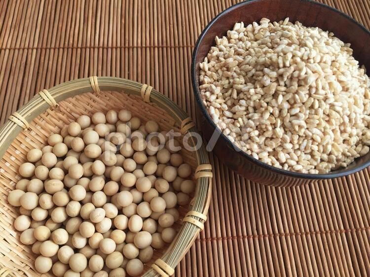 玄米麹と大豆（乾燥） 大豆,麹,米麹の写真素材