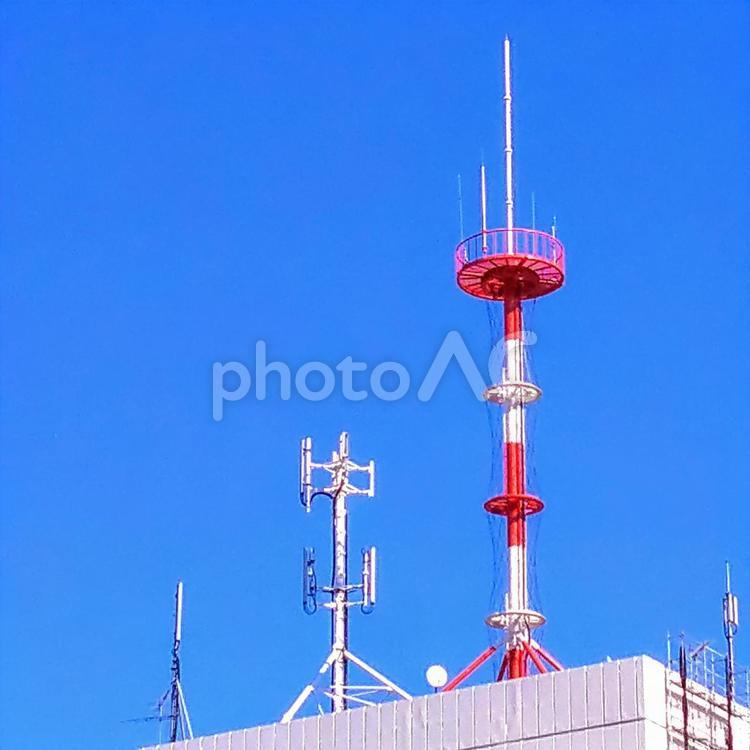 ビルの上に設置された大きなアンテナ 無線,最高,受信機の写真素材