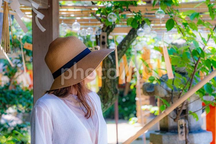 麦わら帽子をかぶった女性 風鈴,麦わら帽子,麦わら帽子をかぶった女性の写真素材