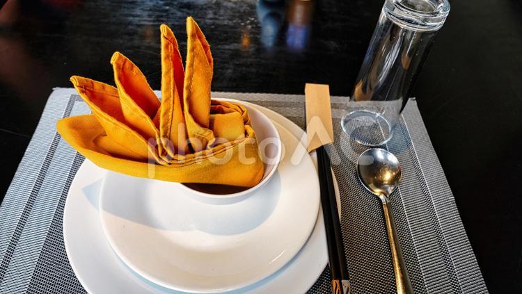 食事する前のオレンジ色のナプキンと食器 食前,食事,食器の写真素材