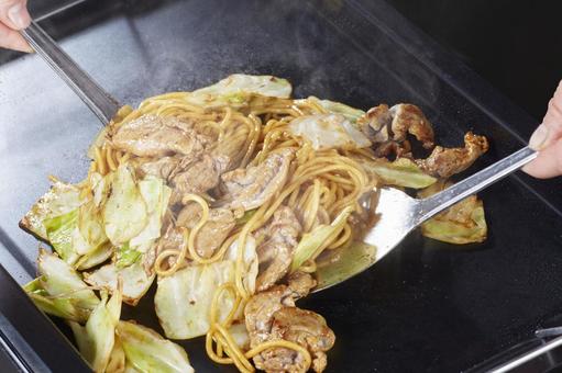 やきそば やきそば 焼きそば,調理中,ソースの写真素材