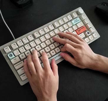 パソコンキーボードを触っている男性の手 パソコンキーボードを触っている男性の手 キーボード,テレワーク,省スペースの写真素材