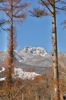 雪景色　新潟県　妙高山　いもり池 空,山,秋の写真素材